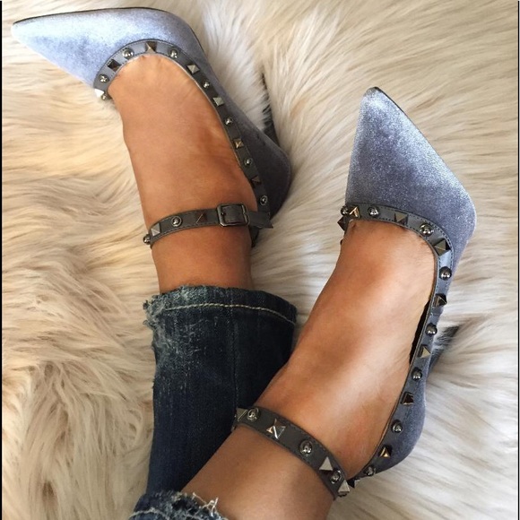 Shoes - Beautiful grey velvet pointed heel